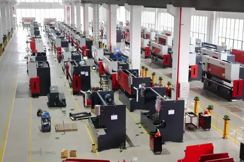 Osm Smart Equipment Production Park Assembly Line Overview, Featuring CNC Machine Array Collaboration with Intelligent Warehousing System, Real-Time ERP Production Monitoring, Demonstrating Advanced Smart Factory Solutions in High-End Equipment Manufactur