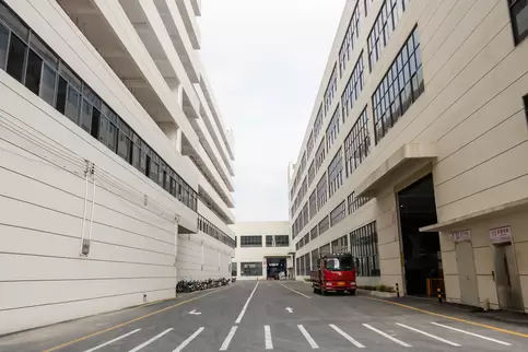 The internal roads of the Osm Intelligent Equipment Production Park feature modern intelligent logistics channels that blend industrial aesthetics with ecological design, showcasing the efficient transportation network of the manufacturing park.