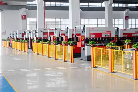 Osm Bending Machine Workshop Actual Photos: A panoramic view of a modern intelligent workshop equipped with high-precision CNC bending equipment and assembly lines, demonstrating Osma's technological leadership and manufacturing capabilities in the sheet 