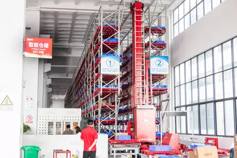 Osm Automation Smart Warehousing Live Footage: Integrating intelligent logistics systems and automated equipment, showcasing efficient warehousing solutions for Industry 4.0 and demonstrating Osma's technological leadership and end-to-end digital manageme