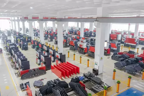 Actual footage of Osm's bending machine assembly line: a panoramic view of the automated production line, integrating high-precision CNC bending equipment and intelligent logistics systems, demonstrating Osma's comprehensive solution capabilities in sheet