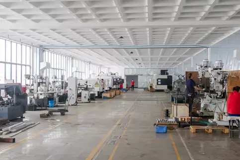 A panoramic view of the Osma CNC machining workshop, showcasing the layout of high-precision automated production lines, CNC machine tool arrays and industrial robots working in tandem, an intelligent material transport system running throughout the entir