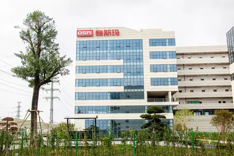 Panoramic view of the Osm Intelligent Equipment Manufacturing Park Comprehensive Building, the core building of a modern intelligent technology park, integrating innovative design and green ecological concepts, showcasing the appearance of a high-end equi