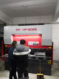Osm HP-8025 Hydraulic CNC Press Brake Customer Site Live Footage: A professional team operates the intelligent CNC system to perform high-precision sheet metal processing. The equipment adopts hydraulic synchronization technology and a rigid machine body 