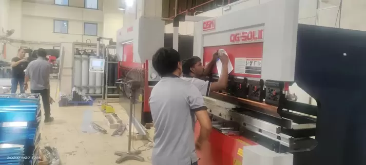 Osm OG-50LII Down-Acting Hydraulic CNC Press Brake Customer Site Live Footage: Professional engineers operate the intelligent CNC system to perform high-precision sheet metal processing. The equipment adopts a down-type structure and hydraulic synchroniza