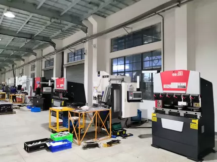 Osm OG-35II Down-Acting Hydraulic CNC Press Brake Customer Site Live Footage: Professional technicians operate the intelligent CNC system to perform precision sheet metal bending operations. The equipment adopts hydraulic synchronization technology and a