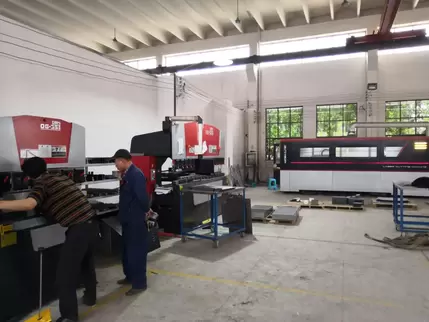 Osm OG-35II Down-Acting Hydraulic CNC Press Brake Customer Site Live Footage: Professional technicians operate the intelligent CNC system to perform precision sheet metal bending operations. The equipment adopts hydraulic synchronization technology and a 