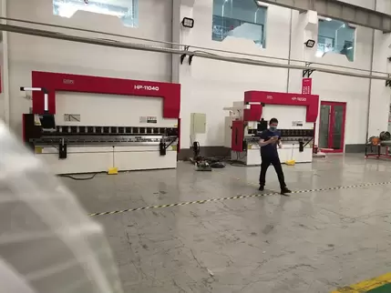 Osm HP-11040 Hydraulic CNC Press Brake Customer Site Footage: Professional engineers operate a 1,100-ton hydraulic press brake equipped with an intelligent CNC system and dual-cylinder synchronous technology, achieving precise forming of 4-meter-long shee