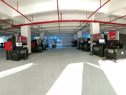Osm Hydraulic CNC Press Brake Customer Site Footage: A professional team operates an intelligent CNC system to perform high-precision sheet metal processing. The equipment utilizes hydraulic synchronization technology and a rigid machine body design to ac