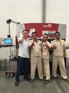 Osm OG-60II Down-Acting Hydraulic CNC Press Brake Customer Site Actual Footage: A professional team operates the intelligent CNC system to perform heavy-duty sheet metal processing. The equipment adopts a down-type structure and hydraulic synchronization 