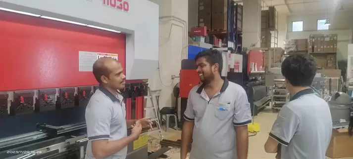 Osm Hydraulic CNC Press Brake Customer Site Footage: A professional team operates an intelligent CNC system to perform high-precision sheet metal processing. The equipment utilizes hydraulic synchronization technology and a rigid machine body design to ac