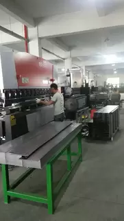 Osm OG-35II Down-Acting Hydraulic CNC Press Brake Customer Site Live Footage: Professional technicians operate the intelligent CNC system to perform precision sheet metal bending operations. The equipment adopts hydraulic synchronization technology and a