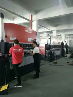 Osm OG-100II Down-Acting Hydraulic CNC Press Brake Customer Site Live Footage: Professional engineers operate the intelligent CNC system, demonstrating the equipment's high-precision application in sheet metal processing. Hydraulic synchronization technol