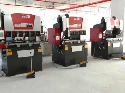 Osm OG-35II Down-Acting Hydraulic CNC Press Brake Customer Site Live Footage: Professional engineers operate the intelligent CNC system to perform high-precision sheet metal processing. The equipment adopts a down-type structure and hydraulic synchronizat