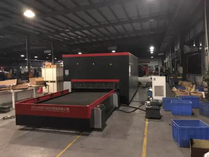 Osm Fiber Laser Cutting Machine Customer Site Footage: Professional engineers operate high-power laser cutting systems, demonstrating the equipment's precision manufacturing capabilities in the metalworking field. Equipped with intelligent CNC systems and