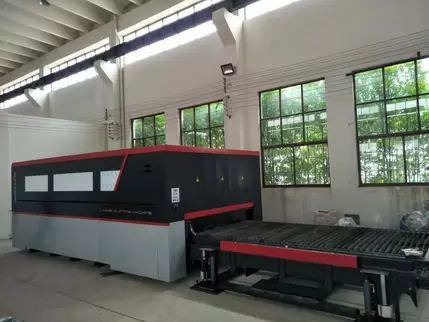 Osm Fiber Laser Cutting Machine Customer Site Footage: Professional engineers operate high-power laser cutting systems, demonstrating the equipment's precision manufacturing capabilities in the field of metal processing. Equipped with intelligent CNC syst