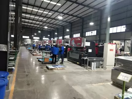 Osm Hydraulic CNC Press Brake Customer Site Footage: Professional technicians operate the intelligent CNC system to perform high-precision sheet metal bending operations. The equipment utilizes hydraulic synchronization technology and a rigid machine body