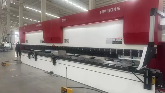 Osm HP-11045 Hydraulic CNC Press Brake Dual-Machine Synchronization Customer Site Footage: Two machines working in tandem, operated by professional engineers using an intelligent CNC system, achieve ultra-long sheet metal forming with ±0.02mm precision th