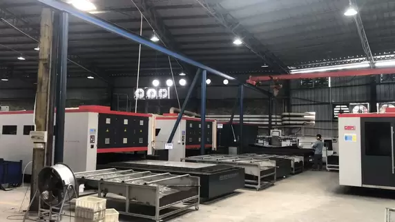 Osm Fiber Laser Cutting Machine Customer Site Footage: Professional engineers operate high-power laser cutting systems, demonstrating the equipment's precision manufacturing capabilities in the metal processing field. Equipped with intelligent CNC systems