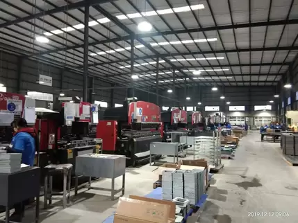 Osm Hydraulic CNC Press Brake Customer Site Footage: Professional technicians operate the intelligent CNC system to perform high-precision sheet metal bending operations. The equipment utilizes hydraulic synchronization technology and a rigid machine body