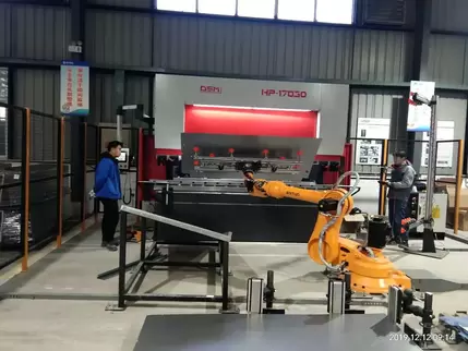 Osm HP-17030 Hydraulic CNC Press Brake Customer Site Live Footage: The equipment is equipped with an automated manipulator to achieve intelligent loading and unloading. Professional engineers operate a 1,700-ton hydraulic bending system, which integrates 