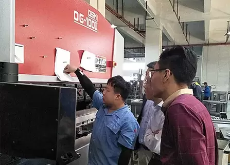 Osm OG-100II Down-Acting Hydraulic CNC Press Brake Customer Site Live Footage: Professional engineers operate the intelligent CNC system, demonstrating the equipment's high-precision application in sheet metal processing. Hydraulic synchronization technol
