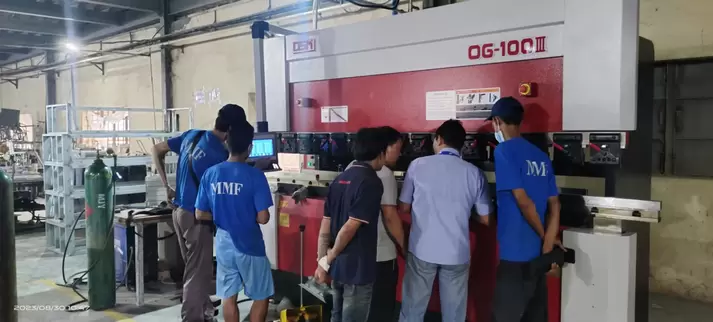 Osm OG-100III Down-Acting Hydraulic CNC Press Brake Customer Site Live Footage: Professional engineers operate the intelligent CNC system, demonstrating the equipment's high-precision application in sheet metal processing. Hydraulic synchronization techn