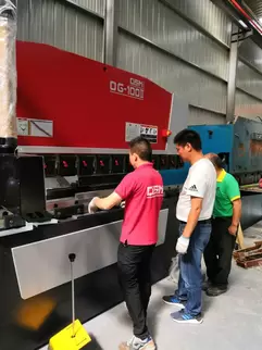 Osm OG-100II Down-Acting Hydraulic CNC Press Brake Customer Site Live Footage: Professional engineers operate the intelligent CNC system, demonstrating the equipment's high-precision application in sheet metal processing. Hydraulic synchronization technol