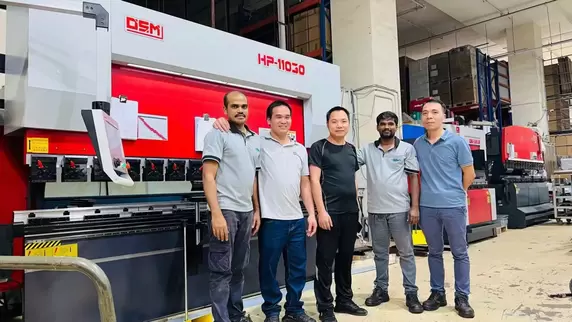Osm HP-11030 Hydraulic CNC Press Brake Customer Site Footage: Professional engineers operate a 1,100-ton hydraulic press brake equipped with an intelligent CNC system and dual-cylinder synchronous technology, achieving precise forming of 4-meter-long shee