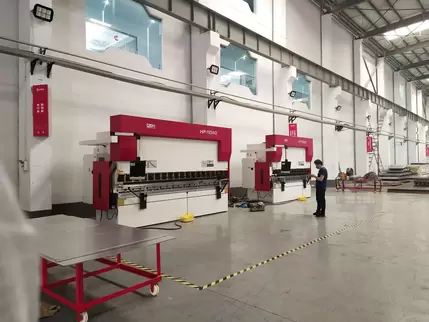 Osm HP-11040 Hydraulic CNC Press Brake Customer Site Footage: Professional engineers operate a 1,100-ton hydraulic press brake equipped with an intelligent CNC system and dual-cylinder synchronous technology, achieving precise forming of 4-meter-long shee