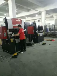 Osm OG-35II Down-Acting Hydraulic CNC Press Brake Customer Site Live Footage: Professional technicians operate the intelligent CNC system to perform precision sheet metal bending operations. The equipment adopts hydraulic synchronization technology and a