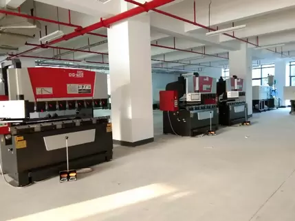 Osm OG-60II Down-Acting Hydraulic CNC Press Brake Customer Site Live Footage: Professional technicians operate the intelligent CNC system, demonstrating the equipment's high-precision application in sheet metal processing. Hydraulic synchronization techno