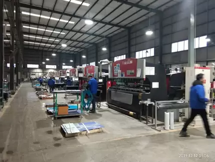 Osm bending machine customer application site footage: Professional operators perform high-precision metal sheet bending operations. The equipment is equipped with an intelligent CNC system and hydraulic synchronization technology, demonstrating the pract