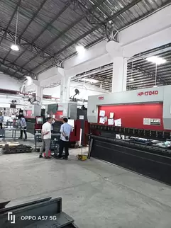 Osm HP-17040 Large Hydraulic CNC Press Brake Customer Site Actual Footage: Professional engineers operate a 1,700-ton hydraulic press brake equipped with an intelligent CNC system and dual-cylinder synchronous technology to achieve one-time precision form
