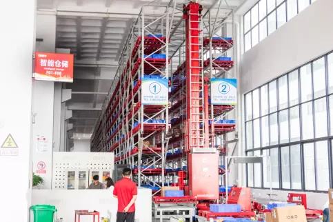 A panoramic view of the intelligent warehouse system at the Osma Intelligent Equipment Manufacturing Park, showcasing automated warehouse equipment, intelligent sorting systems, intelligent shelving, and digital control systems. This system embodies the e