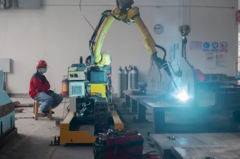 Live footage of the automated welding process on the Osma bending machine, featuring close-ups of high-precision welding robots. The process utilizes laser positioning and intelligent weld seam tracking technology to achieve millimeter-level welding preci