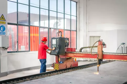 Real shot of OSM bending machine intelligent manufacturing production line: Professional engineers operate high-precision laser cutting equipment, using CNC programming and real-time monitoring systems to achieve millimeter-level cutting accuracy and effi