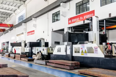 OSM Bending Machine Precision Machining Process Actual shot: Large CNC gantry milling machine processing the core components of the machine body, using high-precision spindles and five-axis linkage technology to achieve micron-level processing accuracy, e