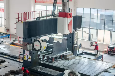 OSM Bending Machine Smart Manufacturing Equipment Actual shots: Panoramic view of large CNC gantry milling machine equipped with high-rigidity bed and five-axis CNC system, capable of processing oversized metal components in a single clamping, with a spin