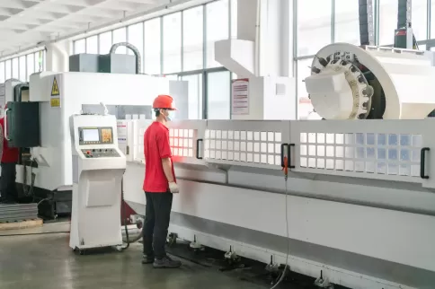 Close-up of the core components of the OSM CNC machining center, focusing on the spindle structure of the five-axis CNC machine tool, showcasing the HSK-A100 tool holder interface and thermally symmetrical design. The oil mist cooling system surrounds the