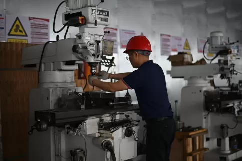 OSM Press Brake Precision Mold Manufacturing Actual Footage: Professional technicians operate CNC machining centers to perform precision machining of mold cavities, equipped with high-precision coordinate measuring machines for real-time detection to ensu
