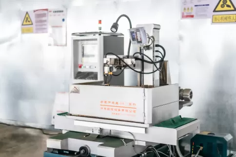 OSM laser cutting machine precision wire cutting process actual shot: Professional technicians operate intelligent CNC systems to achieve precision processing of metal materials through high-precision molybdenum wire electrodes. Multiple cutting technolog