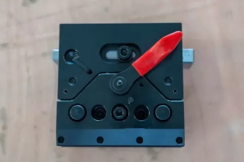 Close-up of the OSM bending machine's double-sided quick release and clamping device, efficient mold fixing system, anti-fall safety design, significantly shortens mold replacement time, and improves sheet metal processing production efficiency.
