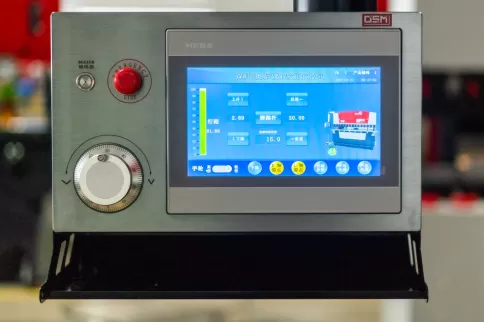 Close-up of the OSMbending machine precision handwheel control system interface, the core module of human-machine interaction for CNC machine tools, which uses high-precision mechanical encoders and anti-misoperation design to achieve millimeter-level fin
