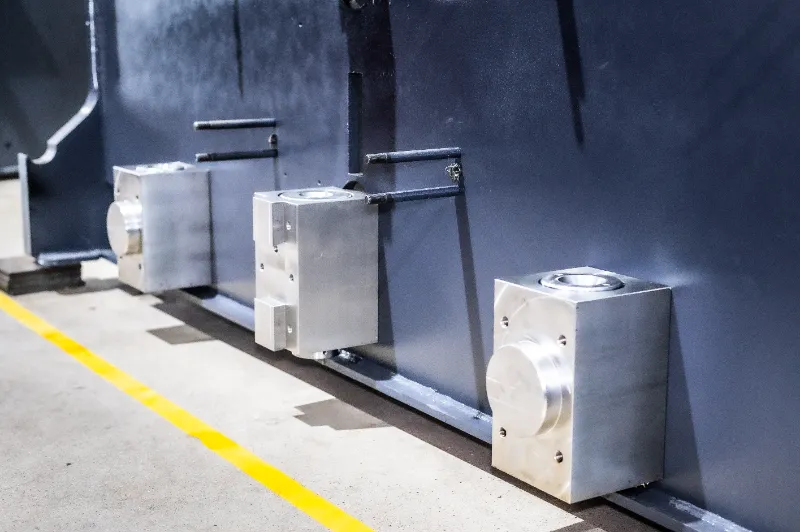 Close-up of the hydraulic cylinder in the OG series downward-acting CNC press brake, highlighting the stability and reliability of OSM's core power components.