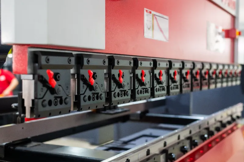 Close-up of OSM press brake double-sided quick clamp side, showcasing efficient clamping system for improved bending stability and accuracy.