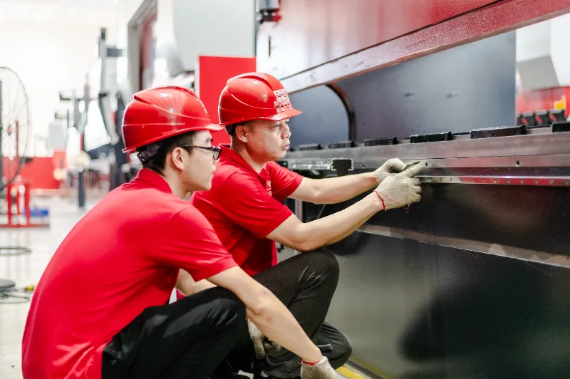 OSM after-sales engineer providing on-site training for equipment operation, ensuring smooth production startup and efficient usage for the client.