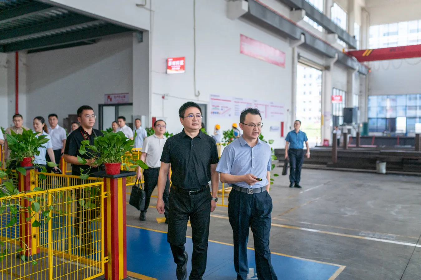 OSM General Manager Liu Jianguo guides Enyang District Secretary Yang Bo on a tour of the manufacturing base, showcasing the company’s smart production capabilities and strengthening government-business collaboration.