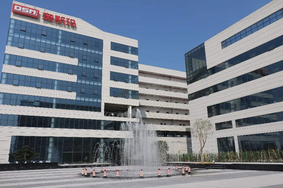 Fountain landscape within the Osm manufacturing base campus, showcasing the company's focus on employee work environment and campus beautification.